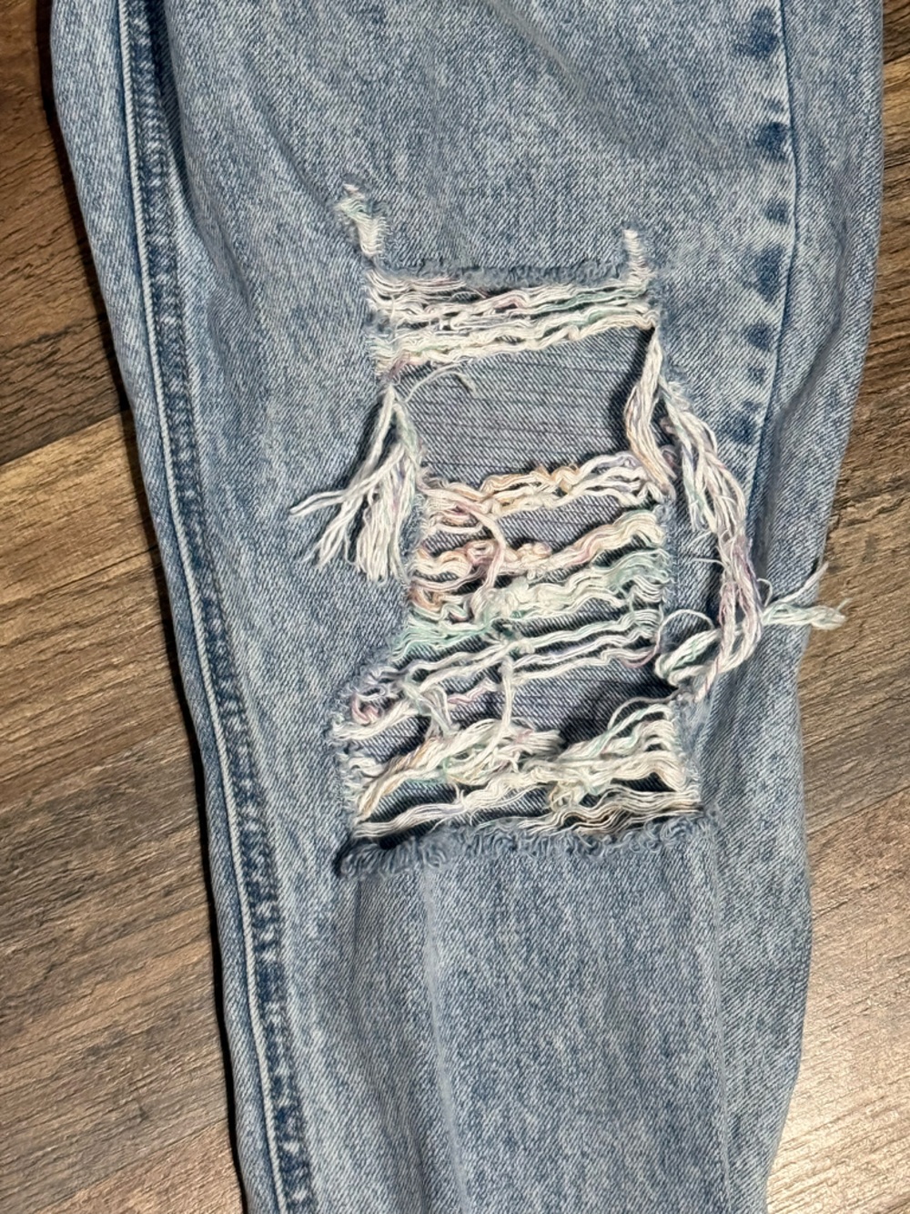 Hidden Jeans Rainbow Thread Distressed Light Wash Ankle Jeans - Picture 3 of 8